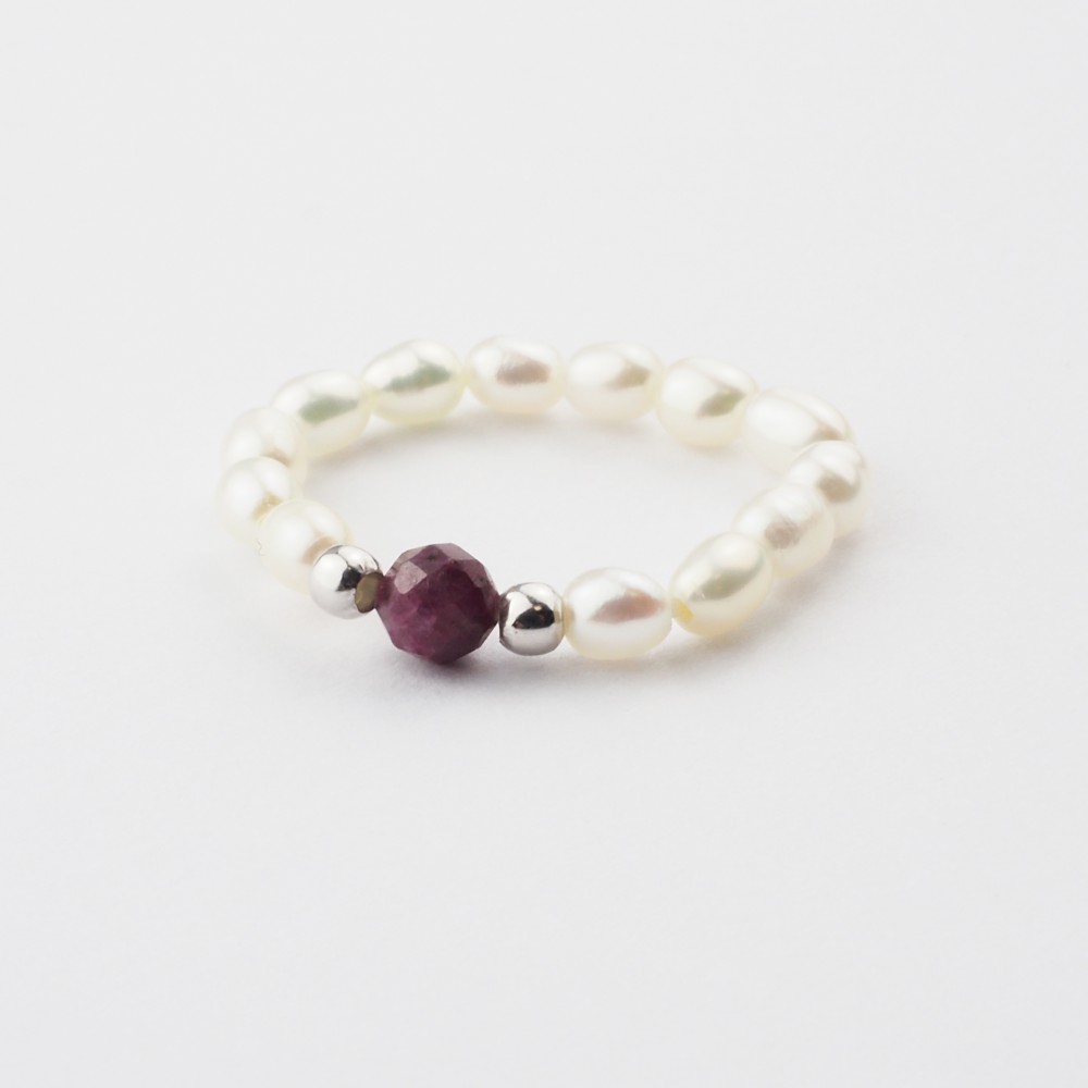 Pierścionek elastyczny Rubin z perłami oliwkowymi RED MOON